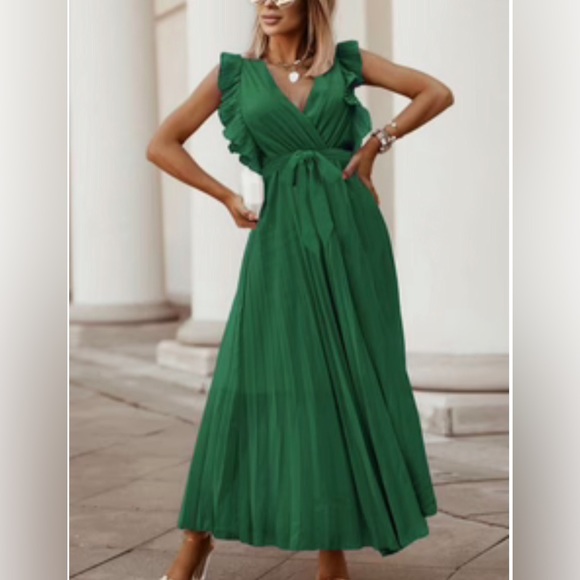 Never worn green dress - Picture 1 of 4